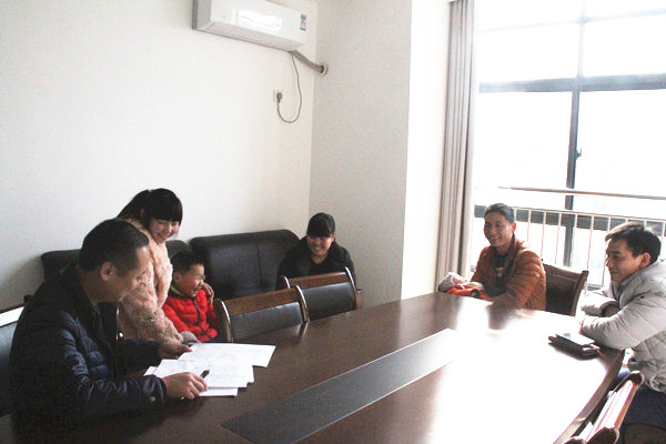 C:\Users\Administrator\Desktop\因为爱，这个小男孩的冬天不太冷.jpg