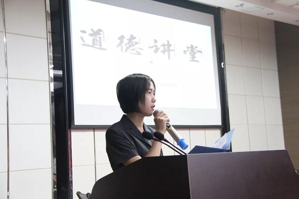 C:\Users\Administrator\Desktop\道德讲堂照片\开展“道德讲堂”活动.jpg