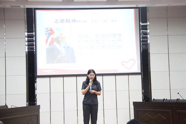 C:\Users\Administrator\Desktop\道德讲堂照片\讲共青团故事.jpg