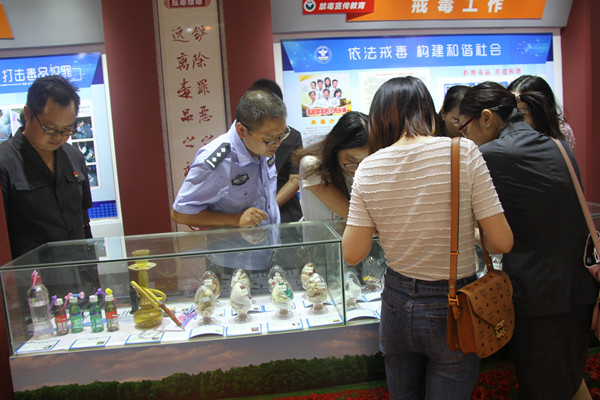 参观毒品仿真物.jpg