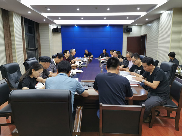 9月25日县法院主题教育读书班开展夜学_副本.jpg