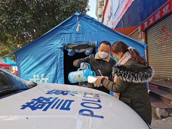 一、雷巍每天为各执勤点送去热水_副本.jpg