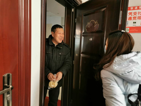 二、楼栋长杨舒为小区独居老人送去自己连夜包的包子_副本.jpg