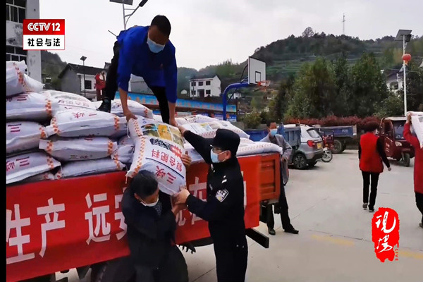 发放肥料.jpg