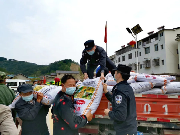 送化肥 助力青峰村复工复产_副本.jpg