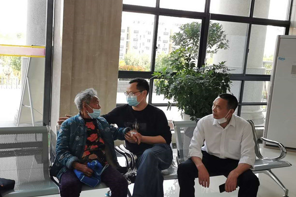 诉讼服务中心开放后法官对老人调解.jpg