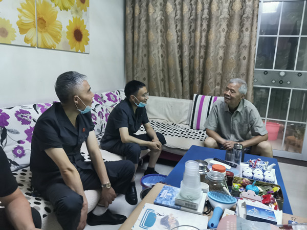 走访慰问老党员和困难党员_副本.jpg