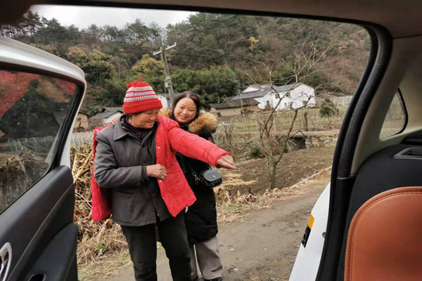 帮扶干部为贫困户送去过冬衣物_副本.jpg