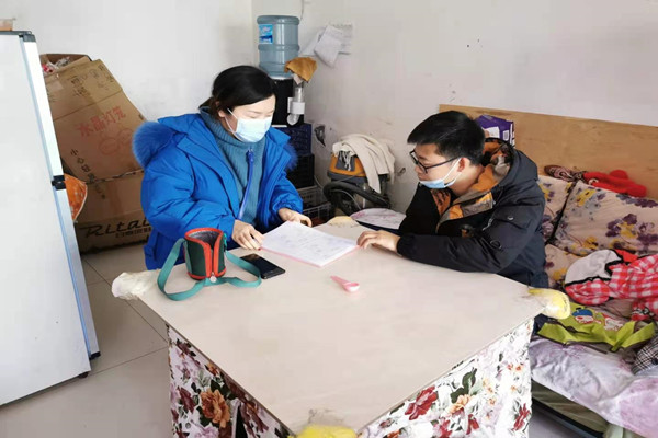 县法院干警进社区、进居民家中开展疫情防控宣传和冬季用火宣传，全面摸排情况，填写《鸣凤镇冬防安全暨预防一氧化碳中毒情况调查表》。_副本.jpg