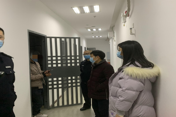 执行法官劝说教育被执行人望某某_副本.jpg