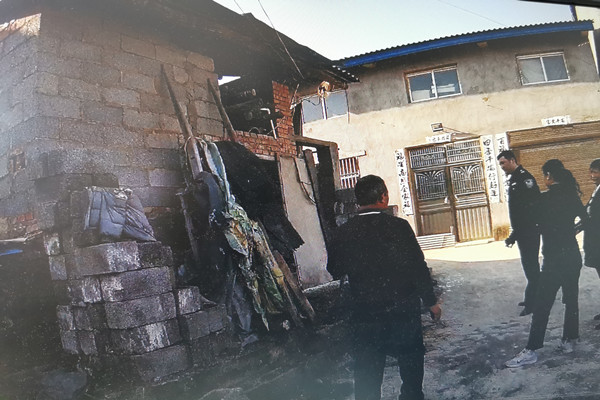 执行干警勘验现场.jpg