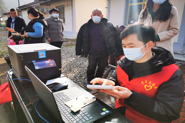 干警为老人制作相框2_副本.jpg