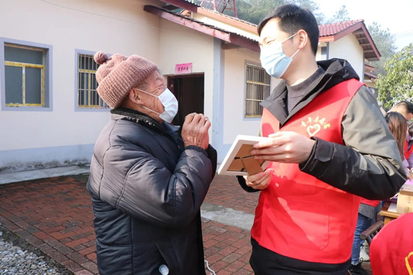干警为老人制作相框1_副本.jpg