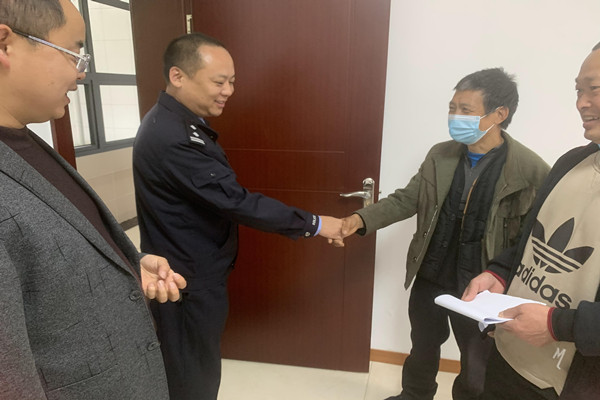 百姓感谢执行干警现场.jpg