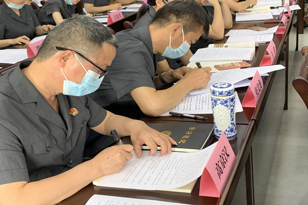 法官签订承诺书.jpg