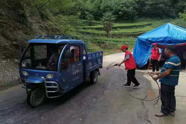 驻点村卡点消毒_副本.jpg