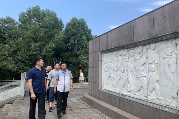 参观红色教育基地.jpg