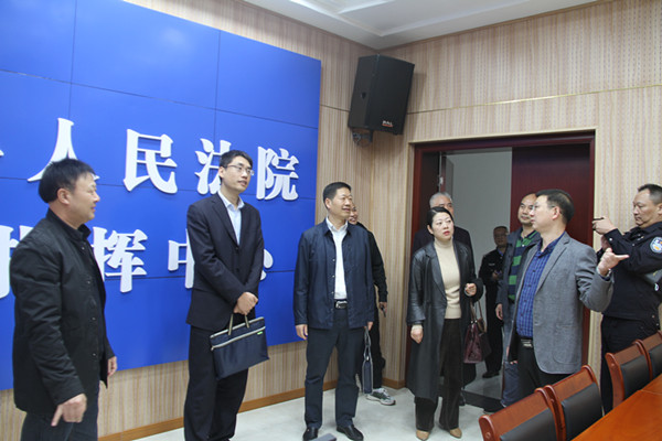 参观执行指挥中心_副本.jpg