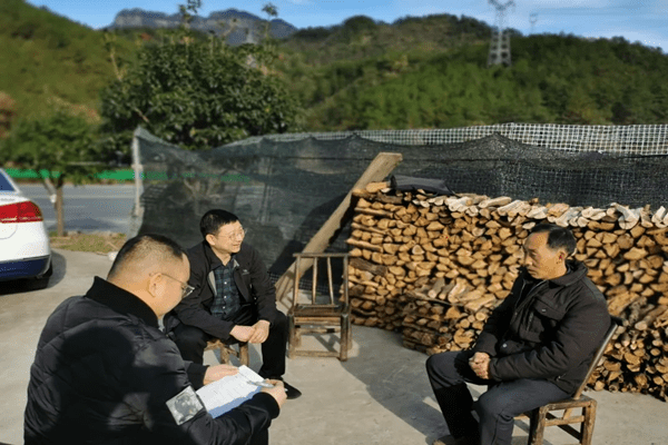 邓琼涛（左二）同志入户走访_副本.png