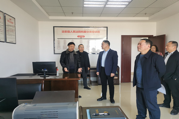李家字副馆长一行查看综合档案室.jpg