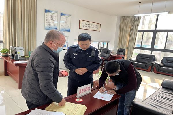 刑事审判庭副庭长王啸霄一行到宜都市司法局办理撤销缓刑案件.jpg