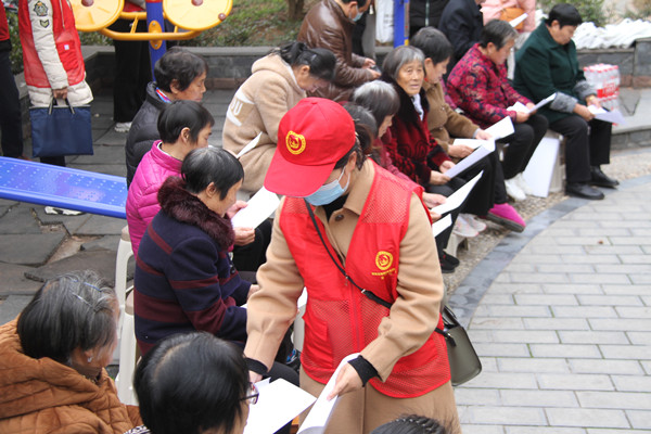志愿者发放宣传资料.jpg