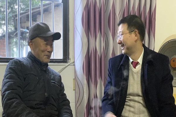 邓琼涛走访慰问退休老干部徐运顺.jpg