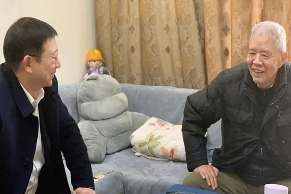 邓琼涛走访慰问退休老干部李向葵.jpg