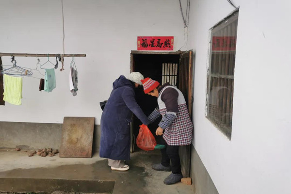 干警走访村脱贫户2.jpg