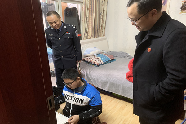 远安县法院执行局长张冬云一行看望“板凳”男孩.jpg