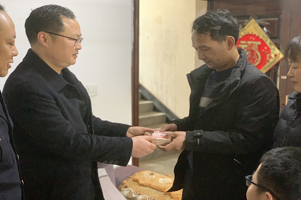 为“板凳”男孩送执行款.jpg