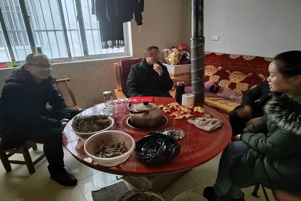 法官张佑和、杨舒为徐某送慰问金.png