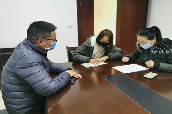 法官杨舒为朱某追回劳动报酬.jpg