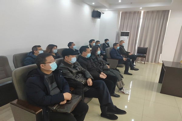 机关工作人员听庭.jpg