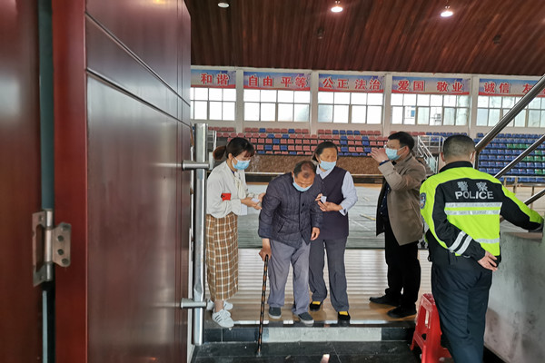 邓院长赶往检测现场_副本.jpg