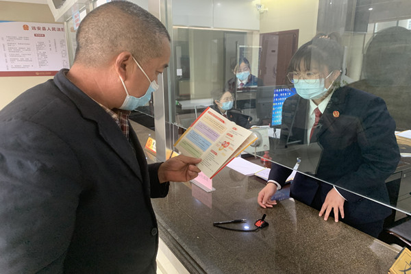 立案窗口宣传国家安全相关知识_副本.jpg