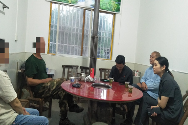 茅坪场法庭庭长杨舒现场调解家庭纠纷_副本.jpg