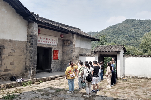 党员重温入党誓词.jpg