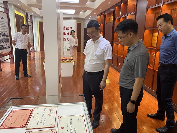 参观荣誉室改.jpg